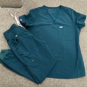Figs scrubs set,top one pocket small, pants are extra small, joggers in regular